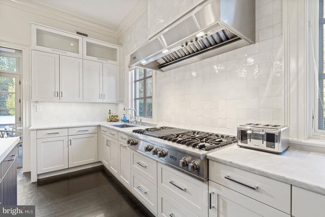 2109 DUNMORE LN NW, Washington, DC 20007