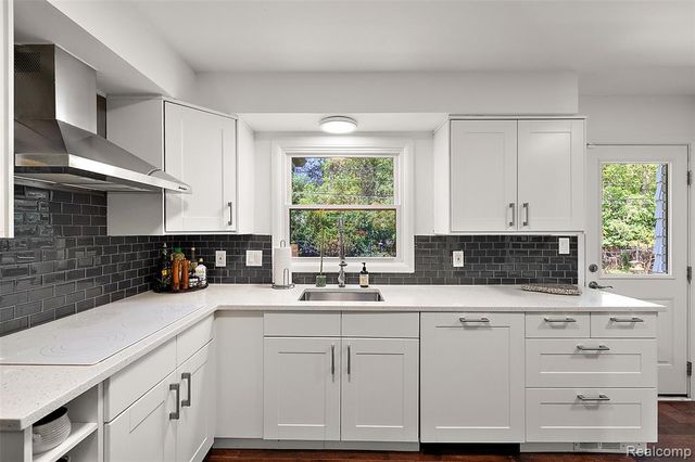 6804 Spruce Drive, Bloomfield Hills, MI 48301