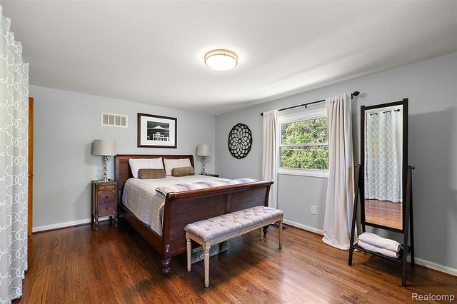 6804 Spruce Drive, Bloomfield Hills, MI 48301