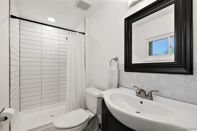 6804 Spruce Drive, Bloomfield Hills, MI 48301