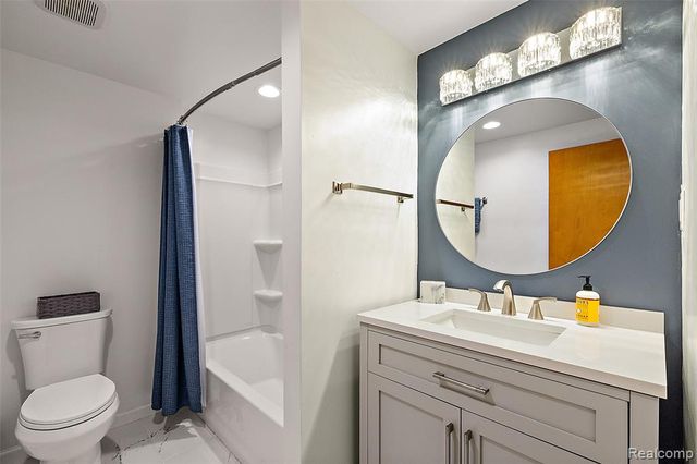 6804 Spruce Drive, Bloomfield Hills, MI 48301