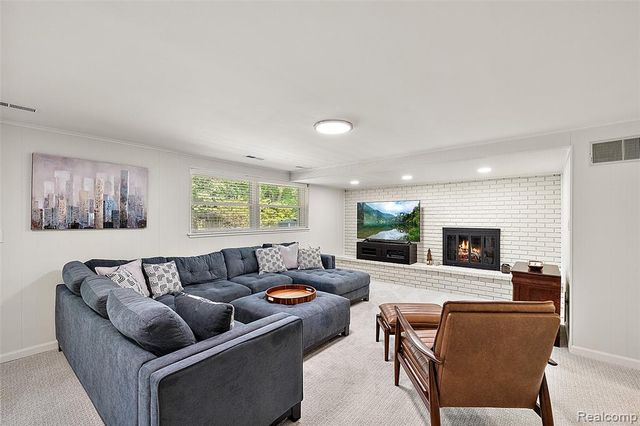 6804 Spruce Drive, Bloomfield Hills, MI 48301