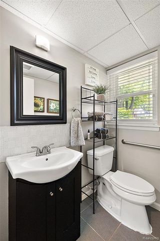 6804 Spruce Drive, Bloomfield Hills, MI 48301