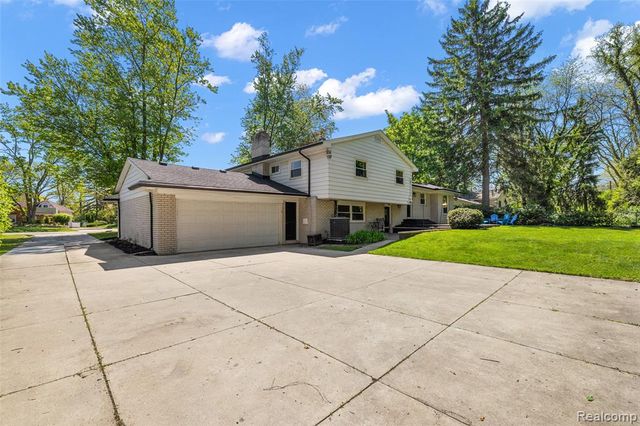 6804 Spruce Drive, Bloomfield Hills, MI 48301