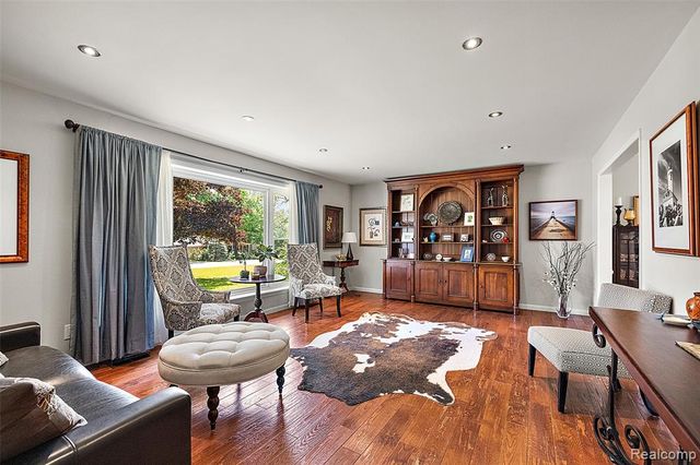 6804 Spruce Drive, Bloomfield Hills, MI 48301
