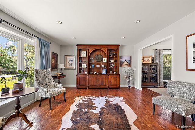 6804 Spruce Drive, Bloomfield Hills, MI 48301