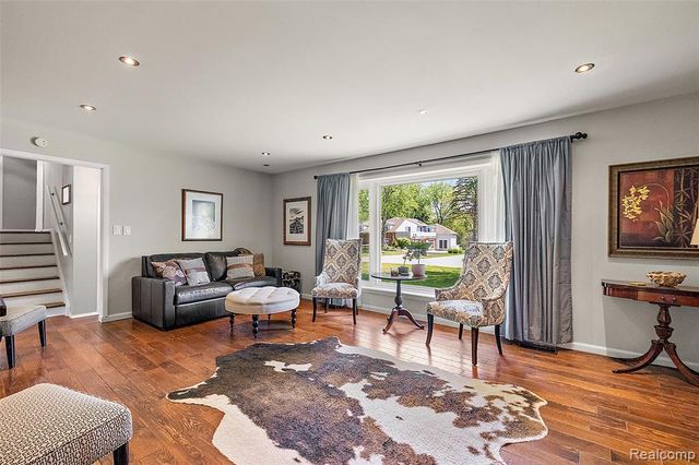 6804 Spruce Drive, Bloomfield Hills, MI 48301