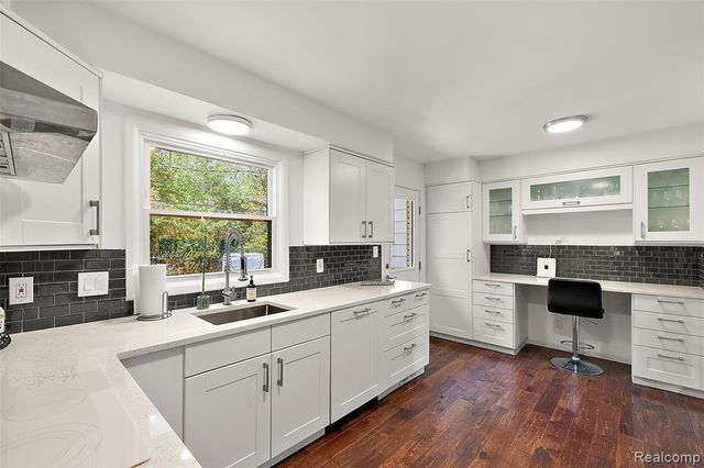 6804 Spruce Drive, Bloomfield Hills, MI 48301