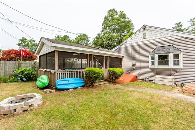 58 Chestnut Rd, Halifax, MA 02338