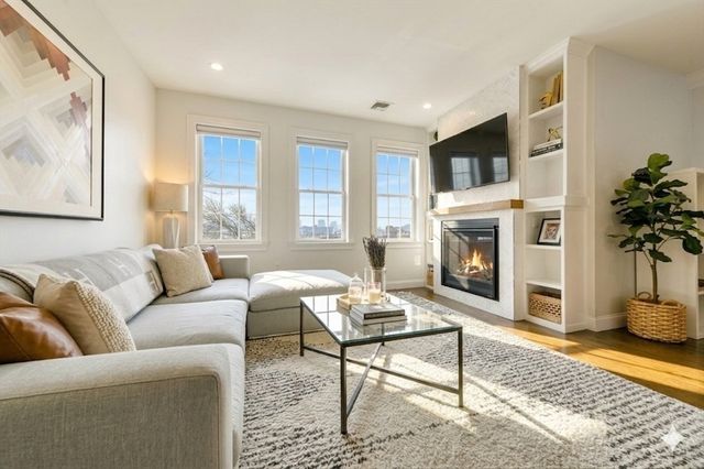 27 Suffolk St 2, Chelsea, MA 02150