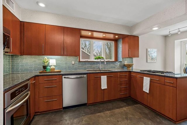 11827 Rosehill Road, Overland Park, KS 66210