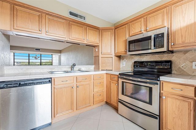 1705 Whitehall Dr 401, Davie, FL 33324