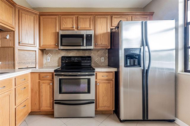1705 Whitehall Dr 401, Davie, FL 33324