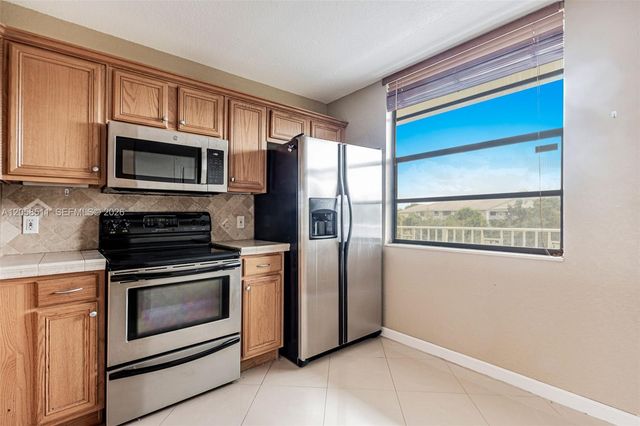1705 Whitehall Dr 401, Davie, FL 33324