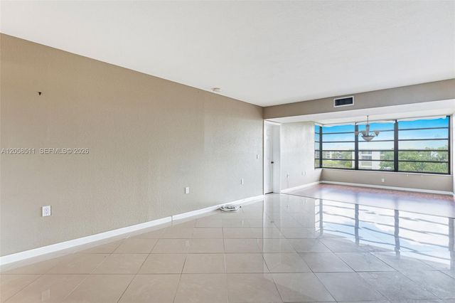 1705 Whitehall Dr 401, Davie, FL 33324