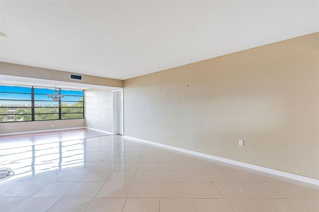 1705 Whitehall Dr 401, Davie, FL 33324