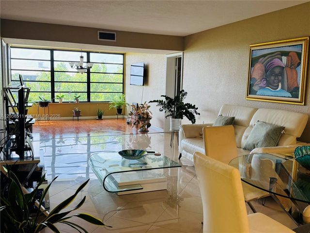 1705 Whitehall Dr 401, Davie, FL 33324