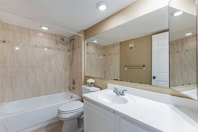 1705 Whitehall Dr 401, Davie, FL 33324