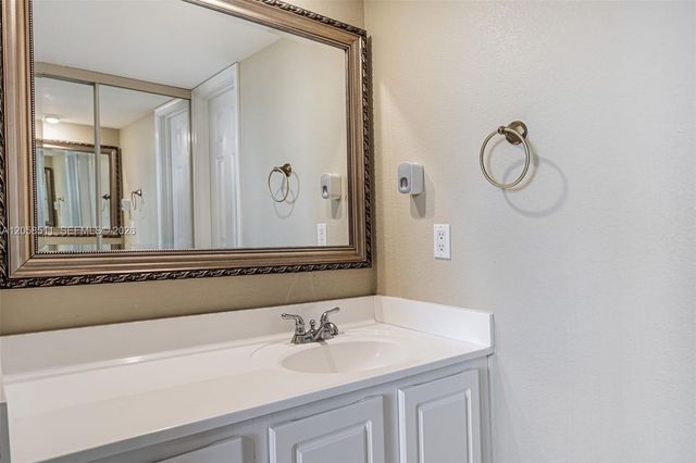 1705 Whitehall Dr 401, Davie, FL 33324