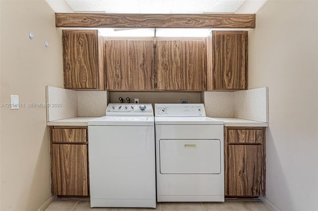 1705 Whitehall Dr 401, Davie, FL 33324