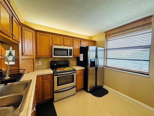 1705 Whitehall Dr 401, Davie, FL 33324