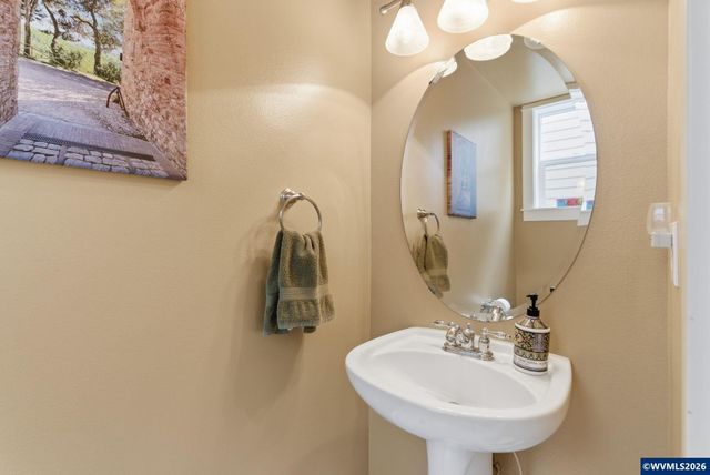 1607 Wood Duck St, Silverton, OR 97381