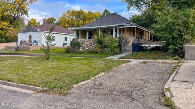 708 5th Avenue NW, Mandan, ND 58554 property photo