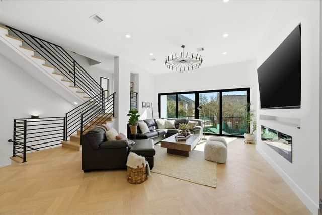 809 Memorial Heights Drive, Houston, TX 77007