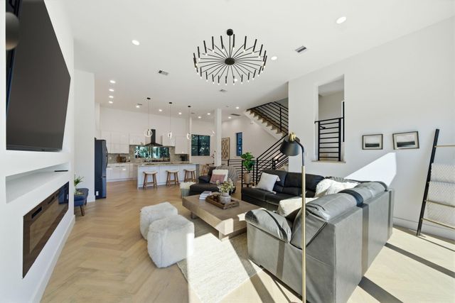 809 Memorial Heights Drive, Houston, TX 77007