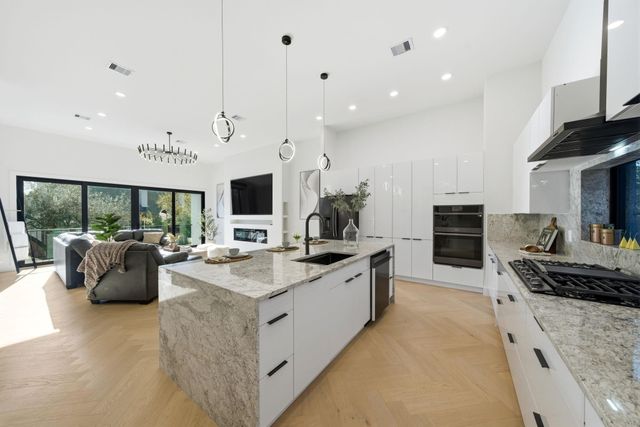 809 Memorial Heights Drive, Houston, TX 77007