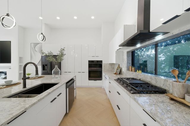 809 Memorial Heights Drive, Houston, TX 77007