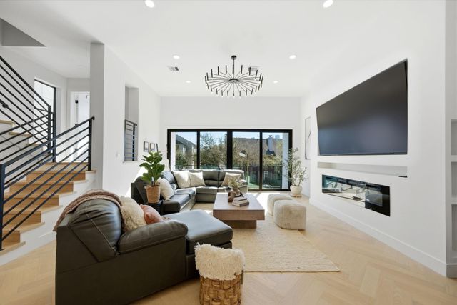 809 Memorial Heights Drive, Houston, TX 77007