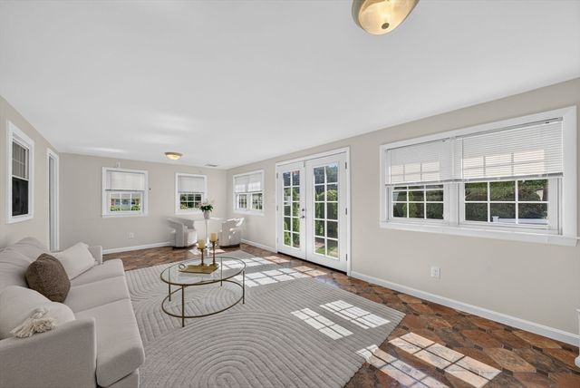 81 Juniper Dr, Norwood, MA 02062