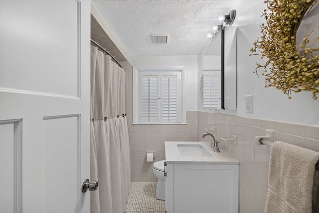 81 Juniper Dr, Norwood, MA 02062
