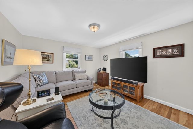 81 Juniper Dr, Norwood, MA 02062