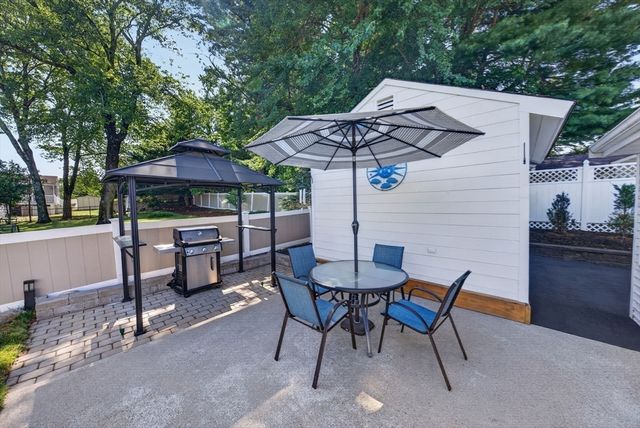 81 Juniper Dr, Norwood, MA 02062