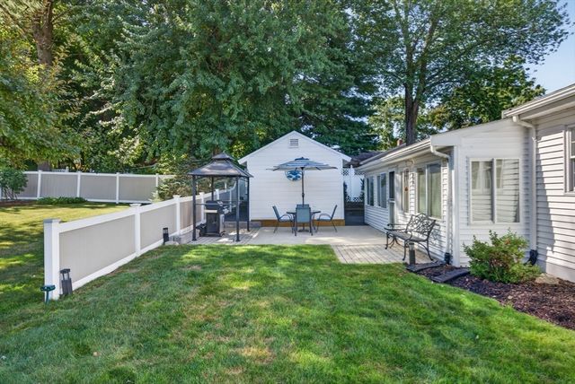 81 Juniper Dr, Norwood, MA 02062