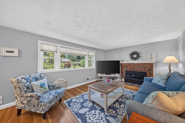 81 Juniper Dr, Norwood, MA 02062