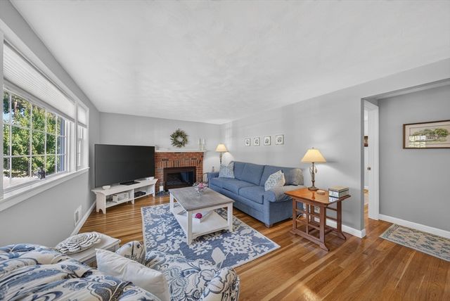 81 Juniper Dr, Norwood, MA 02062