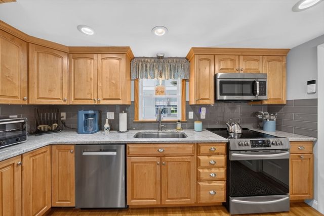 81 Juniper Dr, Norwood, MA 02062