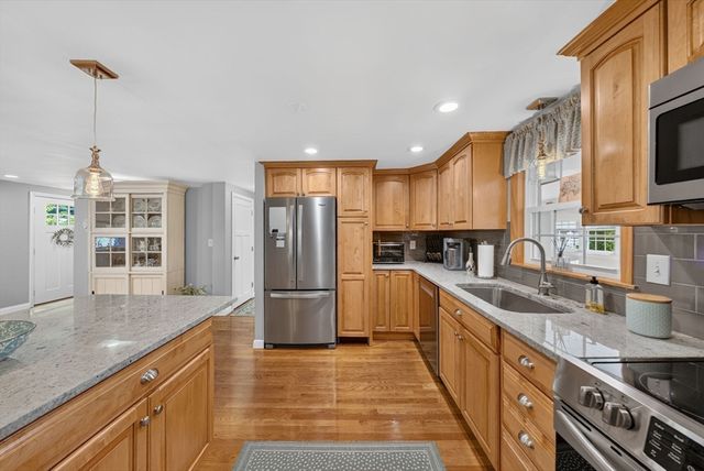 81 Juniper Dr, Norwood, MA 02062