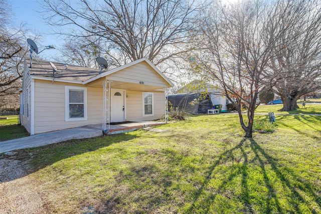 691 Meadow Park Drive, White Settlement, TX 76108