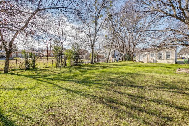 691 Meadow Park Drive, White Settlement, TX 76108