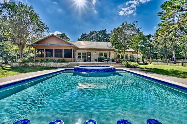 404 Saint Andrews DR, New Ulm, TX 78950