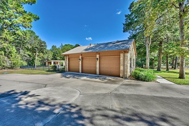 404 Saint Andrews DR, New Ulm, TX 78950