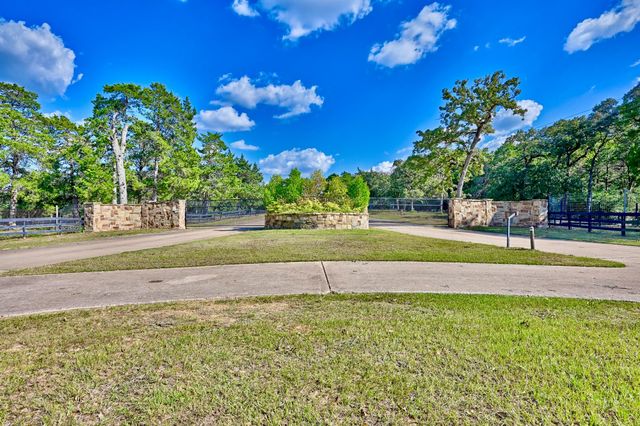 404 Saint Andrews DR, New Ulm, TX 78950