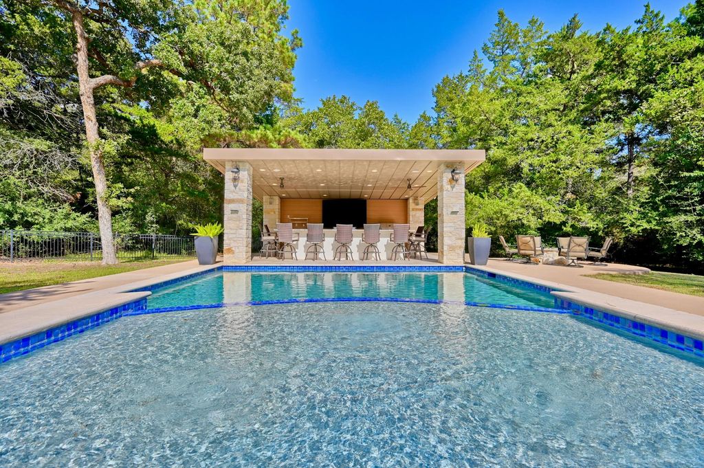 404 Saint Andrews DR, New Ulm, TX 78950