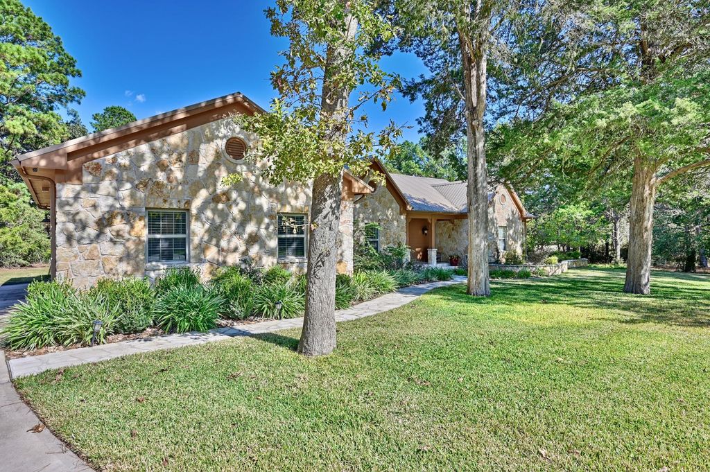 404 Saint Andrews DR, New Ulm, TX 78950