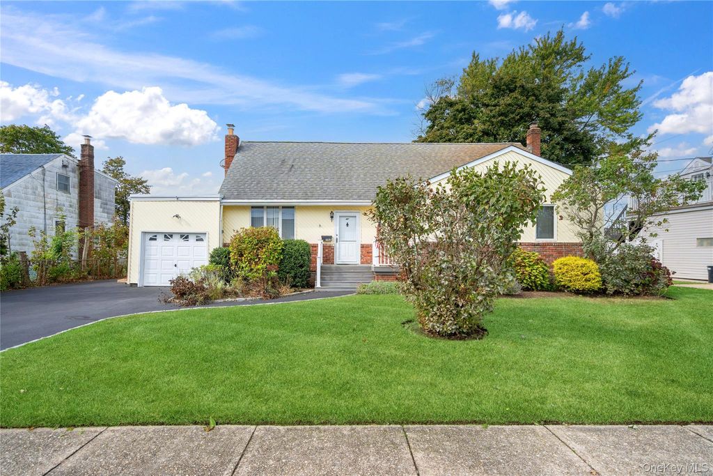 562 Alwick Avenue, West Islip, NY 11795