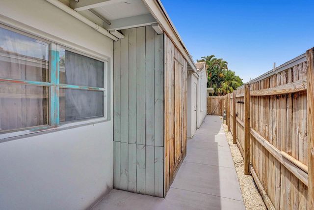 1040 NE 16th Terrace, Fort Lauderdale, FL 33304